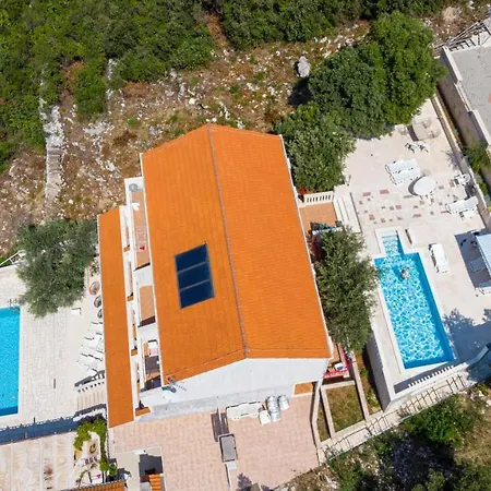 Castello Apartment *