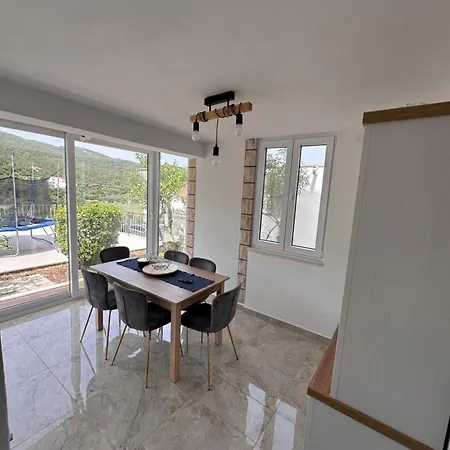 Apartment Castello Zrnovo