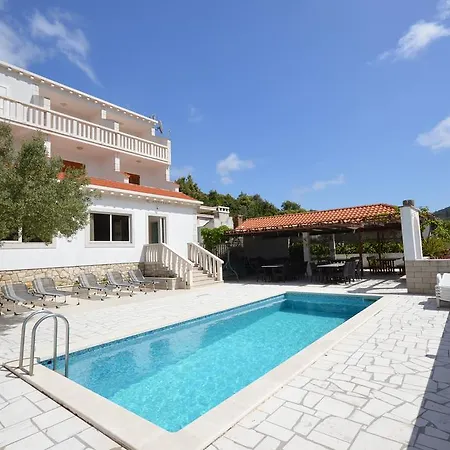 Castello Apartment *