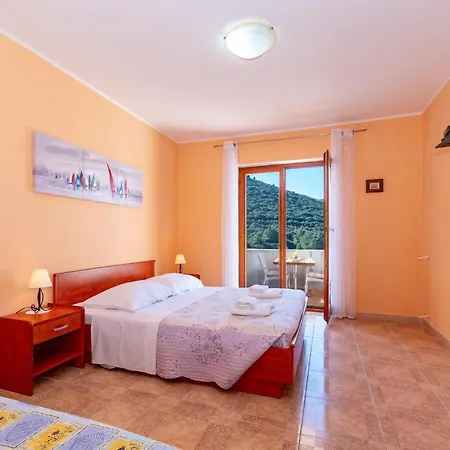 Castello Apartment *