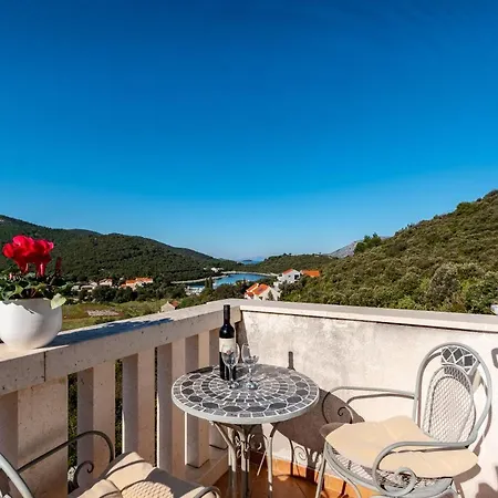 Castello Apartment *
