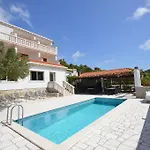 Castello Apartment *