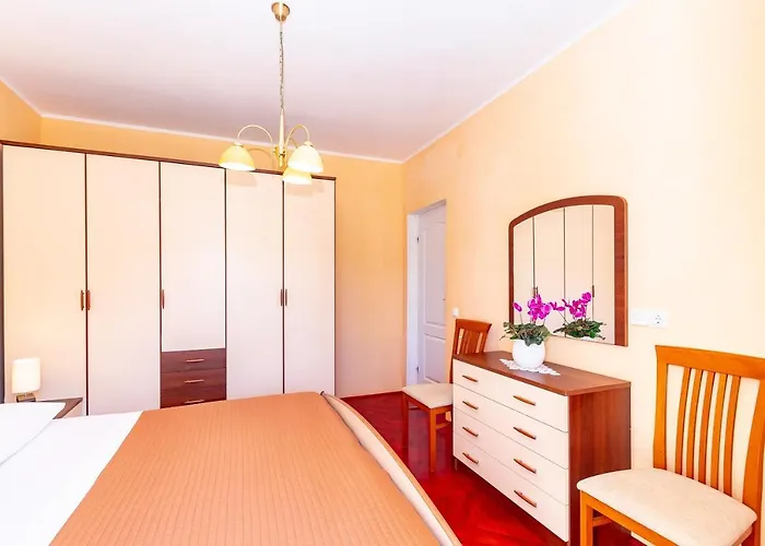 Castello 아파트 Zrnovo